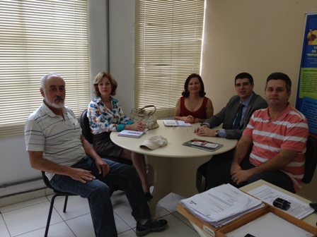 Izaias Colino participa de reuniao que discute sistema de chipagem para caes e gatos de Botucatu